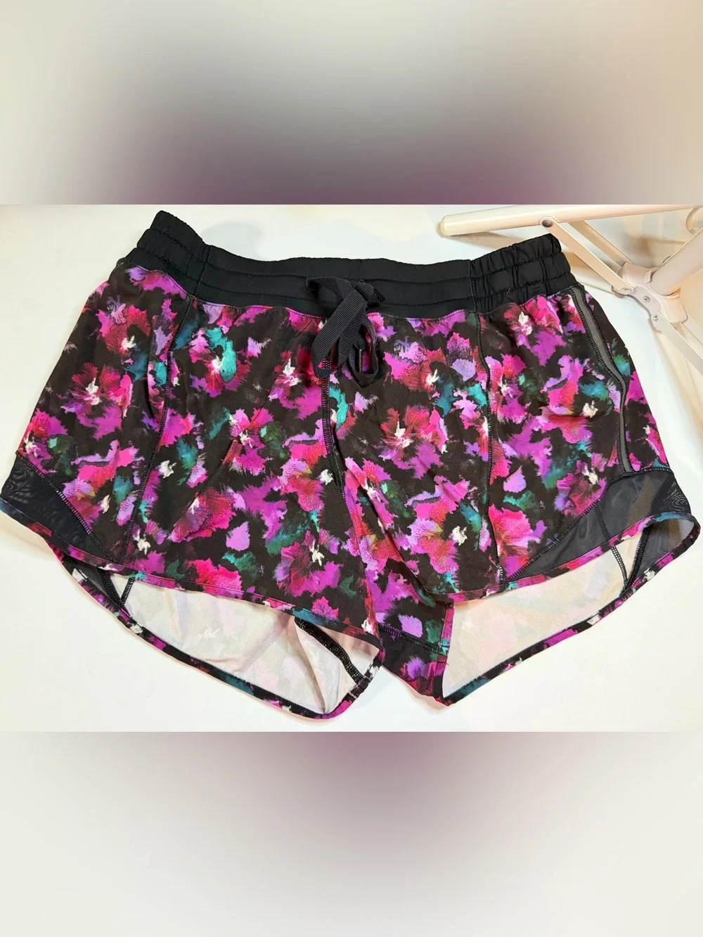 Lululemon Hotty Hot Shorts Mini Midnight Bloom Fuchsia Floral Workout Run Size 8 - Picture 1 of 7